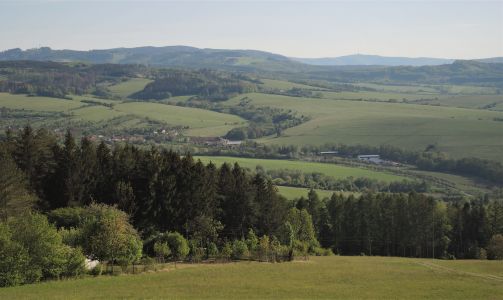 Pohled na Mikulčin vrch, Lopeníky a Velkou Javořinu