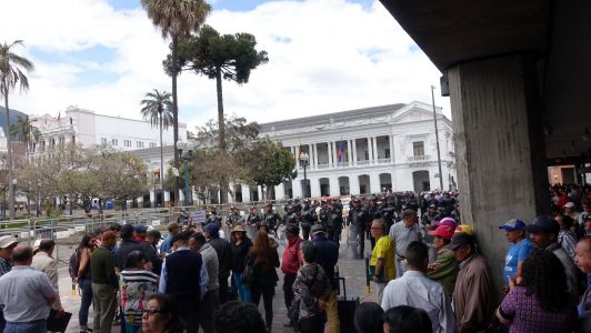 Quito Plaza de la Independencia - policisté brání centrum před nepovolenou demonstrací