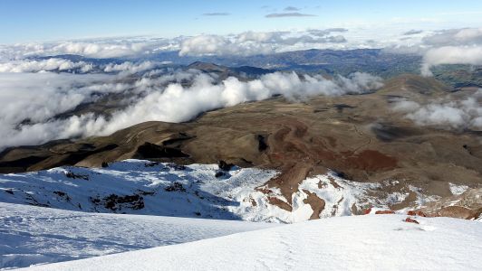 Také chaty Refugio  Carrel a Refugio Whymper jsou hluboko pod námi