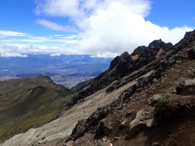 Pohled na Quito ze svahů Rucu Pichincha