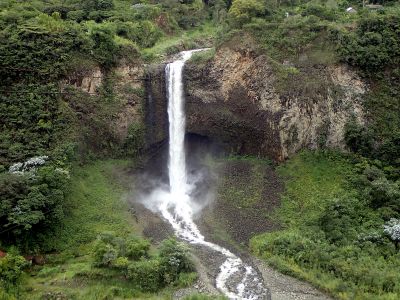 Nádherný pohled z tarabity na vodopád Cascada Manto de la Novia