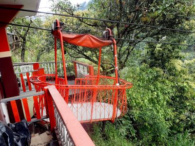 V této kleci jsme přejeli ve výšce několika desítek metrů nad řekou