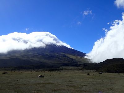 Další den jsou mraky rychle naváty na Cotopaxi, musí tam být velká vichřice.