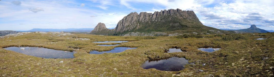 Panoramatický pohled na Craddle Mountain, vpravo Barn Bluff