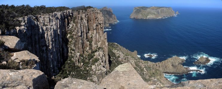 Pohled z Cape Pillar na Tasman Island