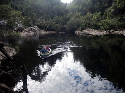 Kamila dělá převozníka na packraftu přes Franklin River