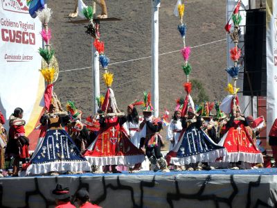 Setkání folklorních skupin z celé Jižní Ameriky v Raqchi