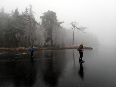 Radek a krajina posedlá mlhou