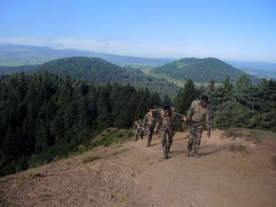 Francouzští vojáci stoupají na Puy de Lassolas