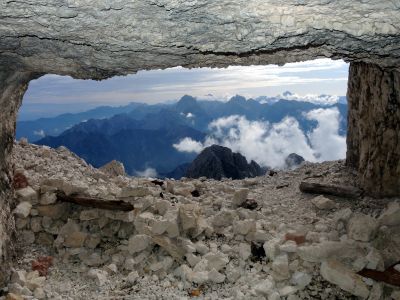Vojenská štola pod vrcholem Više