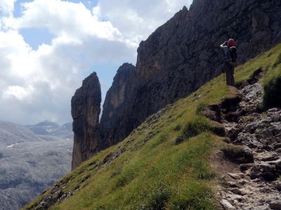Skalní věž cestou k Rifugio Pedrotti