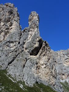 Skalní věž cestou k Rifugio Pedrotti