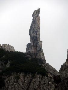 Skalní věž při výstupu na Forcella delle Mughe
