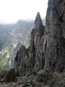 Skalní věž při výstupu na Forcella delle Mughe