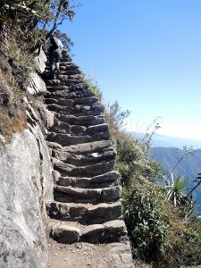 Na horu Machu Picchu vede tisíce schodů