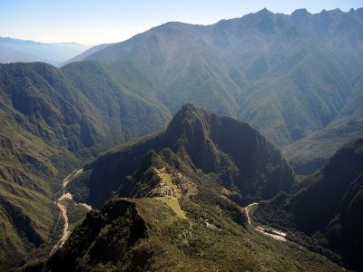 Pohled na Machu Picchu a údolí Urubamby z hory Machu Picchu