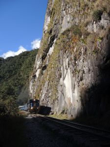 Zpátky se vracím údolím Urubamby podél železnice pěšky