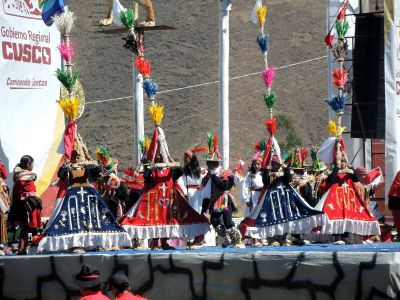 Setkání folklorních skupin z celé Jižní Ameriky v Raqchi