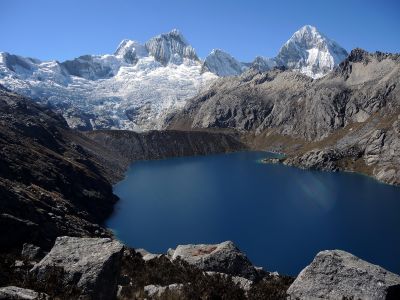 Laguna Cullicocha a hřeben Santa Cruz, zcela vpravo hlavní vrchol Santa Cruz 6259 m