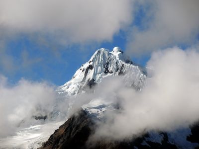 Vrcholky Cordillera Blanca se objevují mezi mraky