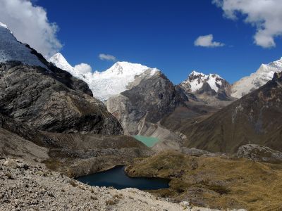 Různé barvy jezer z výstupu na sedlo Gara Gara 4830 m