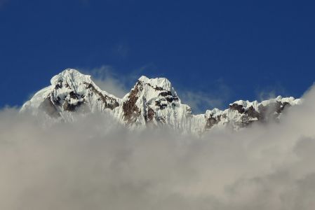 Vrcholky Cordillera Blanca nad mraky