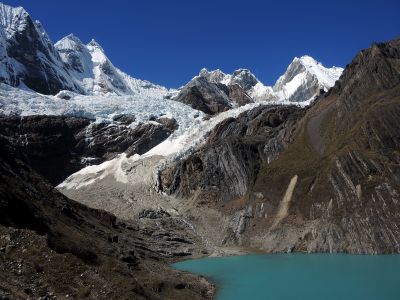 Laguna Solteracocha, vlevo Jirishanca