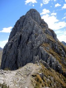 Překračujeme vápencové sedlo Cacanapunta (4700 m) 