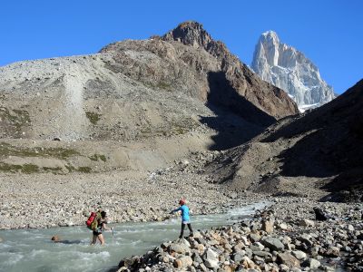 Brodíme řeku v údolí Rio Eléctrico, v pozadí Fitz Roy