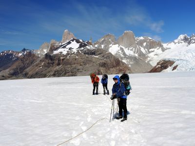Vystoupili jsme na kontinentální ledovec Hielo Patagonico Sur, vzadu Fitz Roy a Cerro Piergiorgio