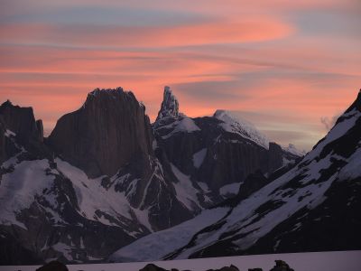 Úžasné červánky září nad Cerro Torre a Cerro Piergiorgio