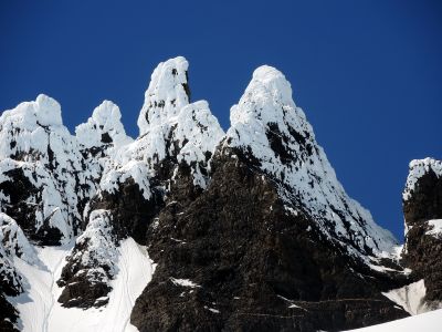 Sněhem opancéřované věže Cerro Marconi