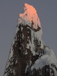 Vrchol Cerro Torre - poslední paprsky slunce
