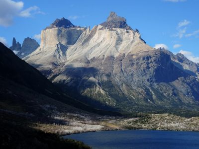 Cuernos del Paine nad Lago Skottsberg