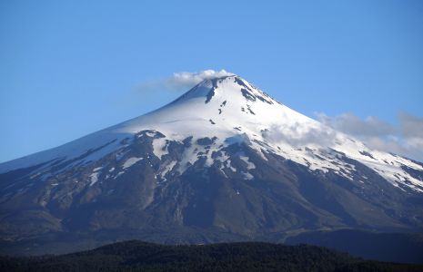 Kouřící Volcán Villarica, asi týden poté se probudil velkou erupcí.